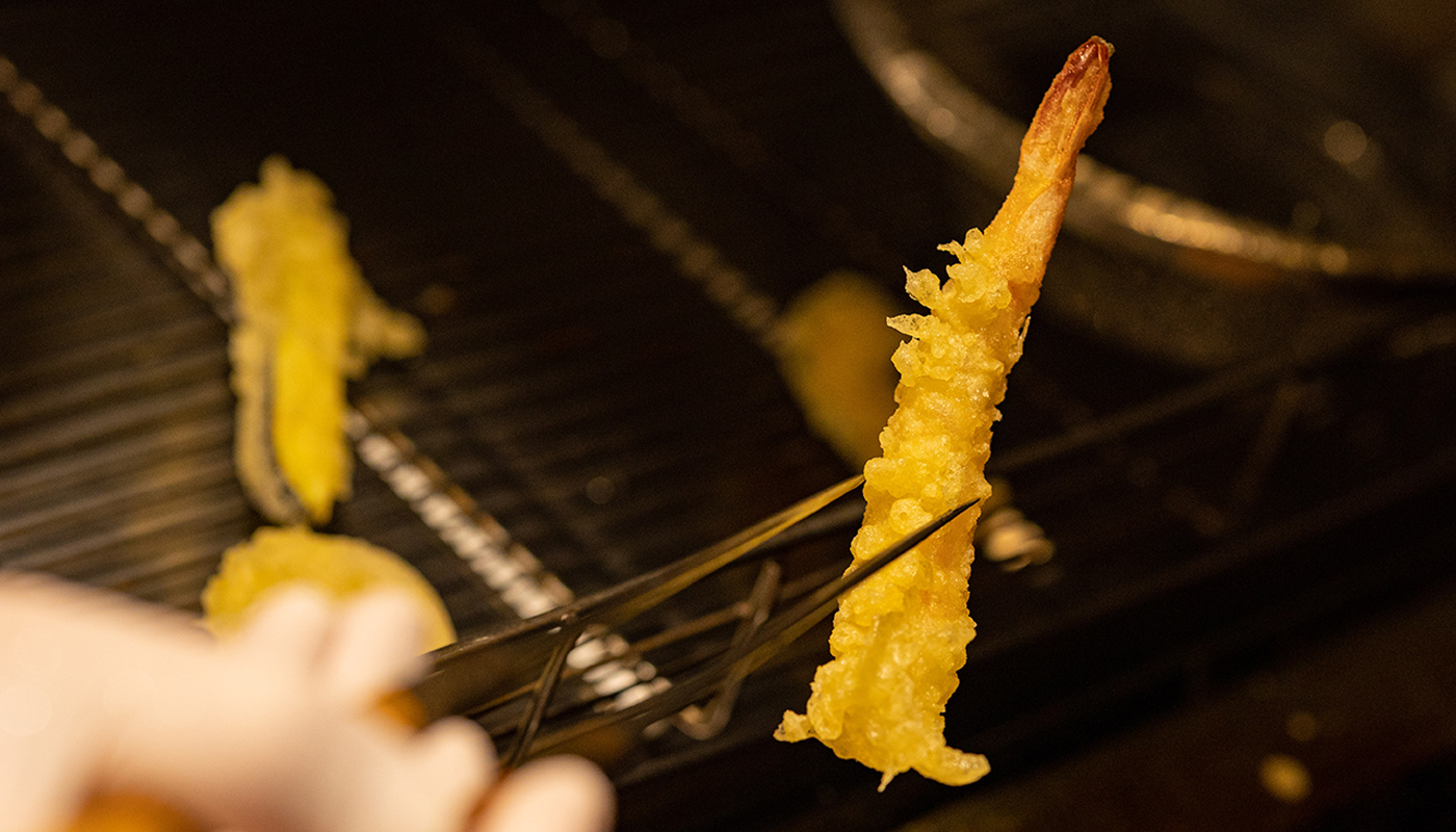 天ぷらを揚げる調理風景の写真